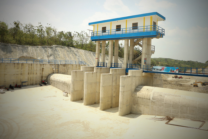 PROYEK PUSAT: Pengerjaan Spillway Waduk Pacal berada di Jembatan Kedungjati Temayang, hingga kini belum selesai. (NURCHOLIS/RDR.BJN)