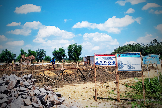 LEMOT: Pekerja proyek RPH Blora sedang beraktivitas di lokasi. DP4 Blora menilai progresnya lambat. Rekanan didesak segera menuntaskan sebelum masa kontrak berakhir. (Lukman Hakim/RDR.Blora)