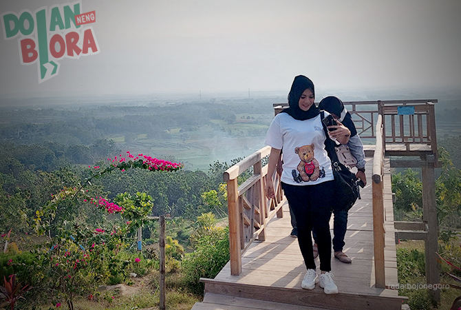 WISATA ALAM: Pengunjung melewati ketinggian menuju Puncak Serut. Wisata ini ramai saat akhir pekan. Jadi andalan Blora. (Lukman Hakim/RDR.Blora)