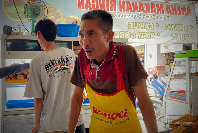 BISNIS: Aktivitas penjual cakue dan roti goreng serta penjual bikang dan pukis di salah satu swalayan. Produsen roti dan kue mengeluh harga bahan baku mahal. (NABIL SORAYA/RDR.BJN)