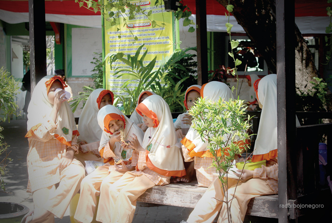 RAMAH: Siswa-siswi MIN 1 Bojonegoro tampak santai bersama di sekolah. Asisten Deputi Perlindungan Anak mengingatkan agar sekolah tidak boleh memberi sanksi terhadap siswa. (M. IRVAN RAMADHAN/RDR.BJN)