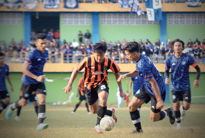 DUEL: Pemain Persibo berebut bola dengan pemain Persiku Kudus kemarin. Persibo kalah 2-1. (Persibo For RDR.BJN)