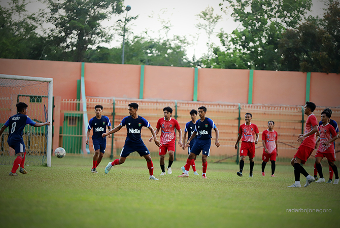 PESTA GOL: Pemain Persibo uji coba melawan PS BAD kemarin sore. Persibo menang 8-0. (YUAN EDO/RDR.BJN)