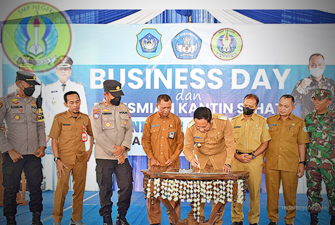DIRESMIKAN: Bupati Lamongan Yuhronur Efendi menandatangani prasasti kantin sehat SMP Negeri 3 Lamongan didampingi Sekretaris Kabupaten Nalikan, Kasat Binmas Polres Lamongan AKP Turkhan, Kepala Dinas Pendidikan Munif Syarif, Kepala Dinas Lingkungan Hidup A