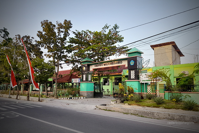 PENYIDIKAN: Gerbang SMPN 6 Bojonegoro. Kejari mengusut dana BOS SMPN 6 periode 2020-2021. (BHAGAS DANI PURWOKO/RDR.BJN)
