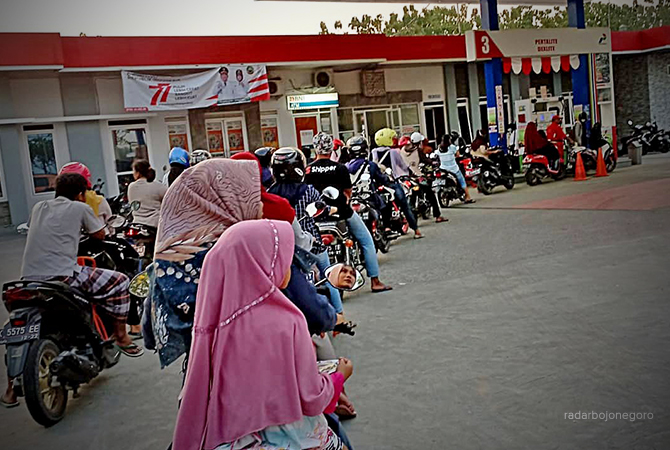 BAHAN BAKAR: Antrean pengendara membeli BBM bersubsidi di semua SPBU kemarin. Seiring pembelian memakai barcode. (Lukman Hakim/RDR. Blora)