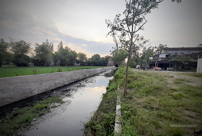 SALURAN AIR: Pelindung tebing kali di Kelurahan Mojokampung, Bojonegoro. Akhir tahun ini ada 18 titik pelindung tebing mulai digarap. (BHAGAS DANI PURWOKO/RDR.BJN)