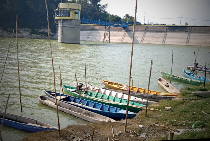EKSETIK: Perahu nelayan di Waduk Pacal menjadi spot menarik bagi wisatawan untuk swafoto. (M. NURKOZIM/RDR.BJN)