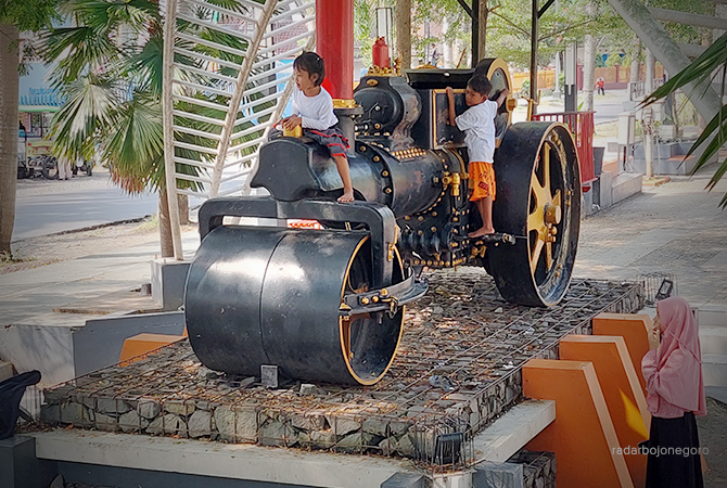 RUANG TERBUKA: Anak-anak riang bermain di wahana kereta api di Taman Seribu Lampu Kecamatan Cepu. (Lukman Hakim/RDR.Blora)