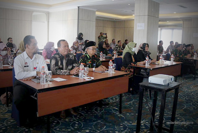 RAPAT LUAR DAERAH: Seluruh camat rakor di Solo. Rakor luar kota itu bupati menekankan kinerja camat. (Lukman Hakim/RDR.BLORA)