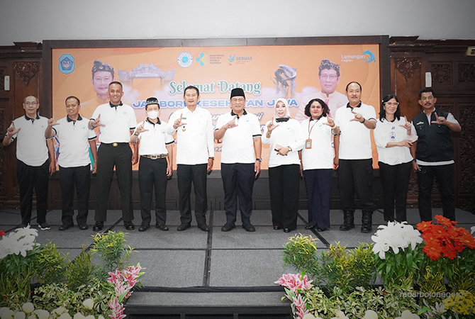 SALAM SEHAT: Bupati Lamongan Yuhronur Efendi berfoto bersama Wakil Bupati Lamongan Abdul Rouf, Analis Kebijakan Kemenkes Punto Dewo, Dinas Kesehatan Provinsi Jatim drg. Ina Mahanani, Kepala Dinkes Lamongan dr. Taufik Hidayat, dan Forkopimda Lamongan. (DOK
