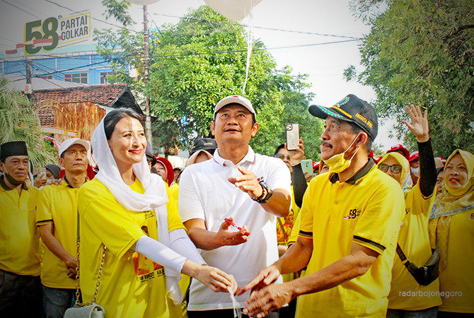 KEBERSAMAAN: Ketua DPD Partai Golkar Lamongan Kacung Purwanto bersama dengan Bupati Yes dan Diah Roro Esti menerbangkan balon sebagai tanda dimulainya acara jalan sehat di Kantor DPD Partai Golkar Lamongan kemarin (16/10). (AHMAD ASIP/RDR.LMG)