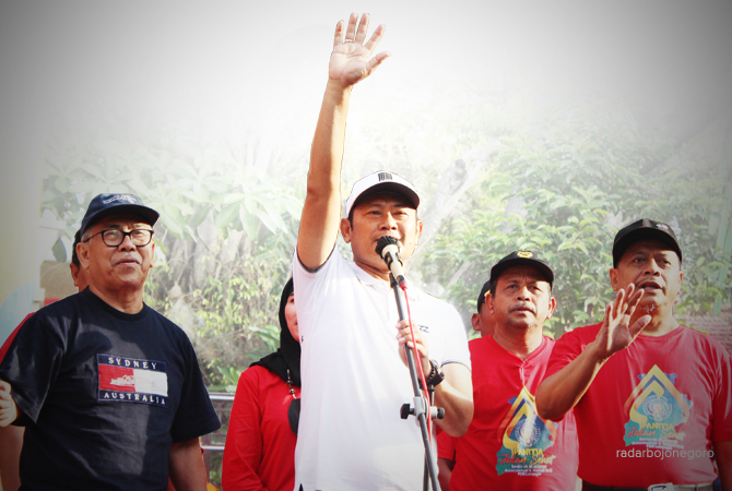 BERWIBAWA: Bupati Lamongan Dr. H. Yuhronur Efendi, MBA memberikan apresiasi pada acara jalan sehat dalam menyemarakkan Mukmatar Muhammadiyah dan ‘Aisyiyah ke-48. (AHMAD ASIP ALAFI/RDR.LMG)