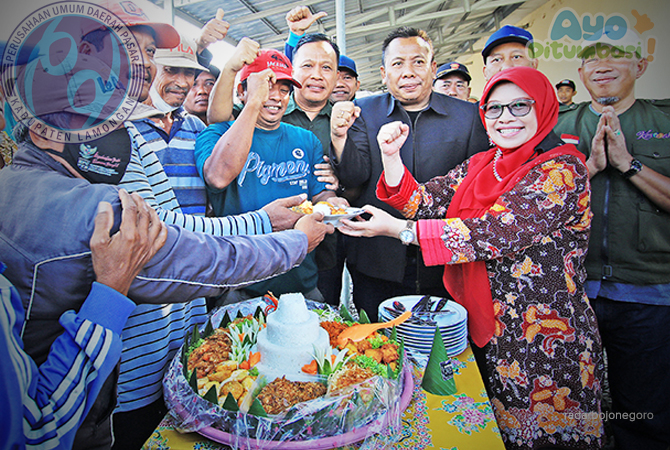 SIMBOLIK: Plt Asisten Ekonomi dan Pembangunan Setda Kabupaten Lamongan Ummuronah, didampingi oleh Direktur Perumda Pasar Lamongan Suhartono, Kepala Dinas Peternakan dan Kesehatan Hewan Lamongan Wahyudi, serta Plt Kepala Disperindag Lamongan M. Zamroni saa