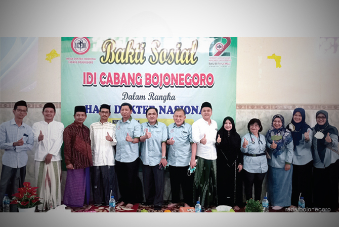 PEDULI: Pengurus IDI Bojonegoro beserta pengurus Ponpes Abu Dzarrin usai gelar baksos. (Istimewa For RDR.BJN)