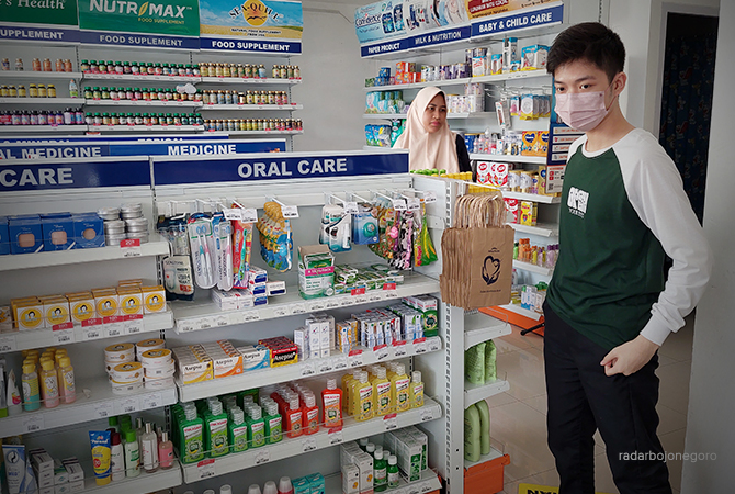 WASPADA GAGAL GINJAL: Salah satu pengunjung apotek di sekitar Cepu melihat obat-obatan. (Lukman Hakim/RDR.BLORA)