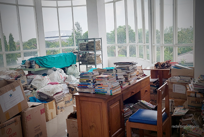 BELUM TERTATA: Arsip-arsip di ruang Dinas Perpustakaan dan Kearsipan Blora, tampak menumpuk. Belum semua OPD kirim arsip. Namun, ruang penyimpanan perlu penambahan. (Lukman Hakim/RDR.BLORA)