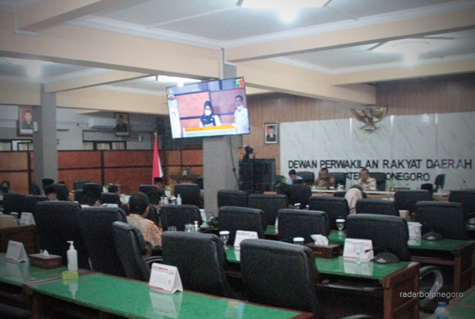 RUANGAN BEDA: Ruangan lobi di lantai satu DPRD dijadikan ruang paripurna. Gedung tahap rehab terutama atap diperbaiki. (BHAGAS DANI PURWOKO/RDR.BJN)