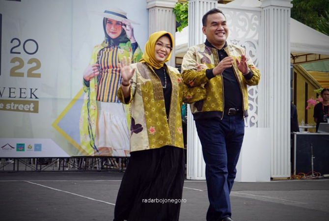 SERASI: Bupati Arief Rohman beserta istri sedang melangkah di Catwalk BFW. (Istimewa For RDR.BLORA)
