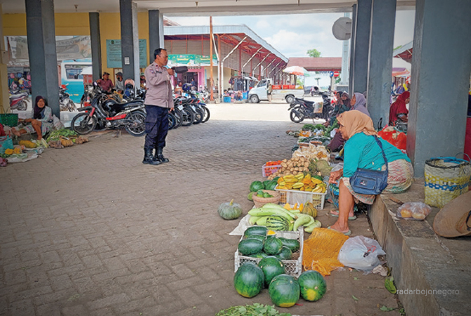 KEAMANAN PASAR: Pedagang berjualan di Pasar Sidomakmur. Pasar ini mulai dilengkapi CCTV setelah banyak laporan pencurian. (Lukman Hakim/RDR.BLORA)