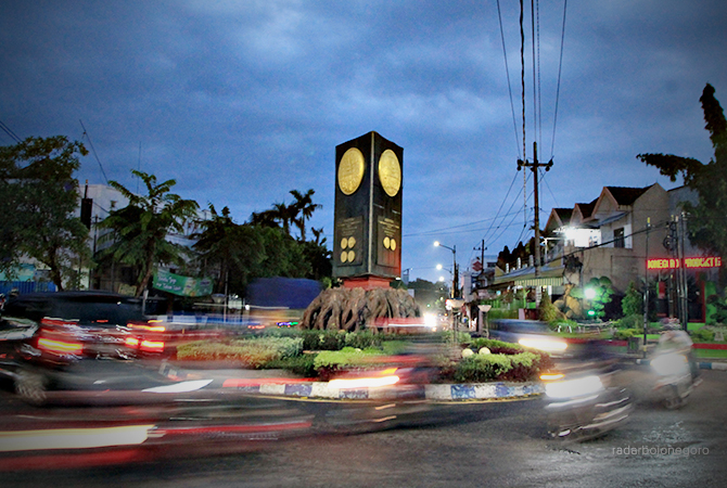 POTENSI HUJAN: Mendung di kawasan Bundaran Adipura. BMKG memprediksi potensi hujan hingga akhir pekan ini. Wilayah selatan Bojonegoro mulai siaga. (M. ARIF YANTO/RDR.BJN)