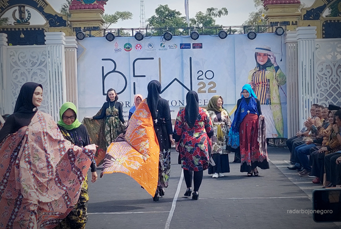 BATIK DAERAH: Para model berjalan di catwalk sederhana dan terbuka di pintu masuk pendapa Blora kemarin (30/9). (LUKMAN HAKIM/RDR.BLORA)