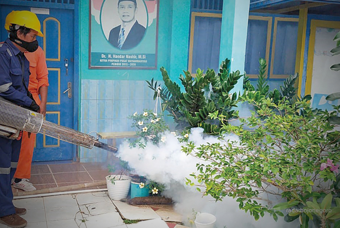 CEGAH NYAMUK: Petugas fogging seiring merebaknya kasus demam berdarah. (Istimewa For RDR.Blora)