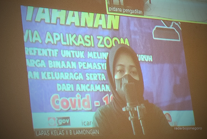 INCRACHT: Terdakwa kasus investasi bodong, Silviya Arbiyanti saat mendengarkan putusan Majelis Hakim PN Lamongan kemarin (13/10). (ISTIMEWA For RDR.LMG)