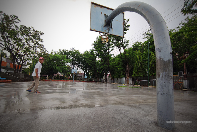 BAKAL DICAT: Tiang keranjang dan lapangan bola basket di Alun - Alun Kota Lamongan yang belum selesai 100 persen. (ANJAR DWI PRADIPTA/RDR.LMG)
