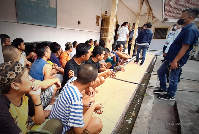 INSPEKSI MENDADAK: Para narapidana Lapas Bojonegoro menunggu di depan ruangan saat petugas dari Polda Jatim dan polres sidak kemarin sore. Petugas juga melakukan tes urine. (Bhagas Dani Purwoko/RDR.BJN)