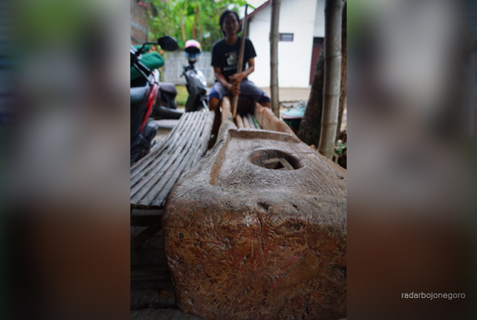 MENGAKAR: Lesung di teras rumah Oki di Kelurahan Jetak, Bojonegoro. Ibu-ibu di perkotaan kian menyukai seni musik lesung. (YUAN EDO/RDR.BJN)
