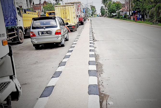 MEMANJANG: Antrean kendaraan yang hendak ke arah Surabaya mengalami kemacetan. (M. GAMAL A./RDR.LMG)