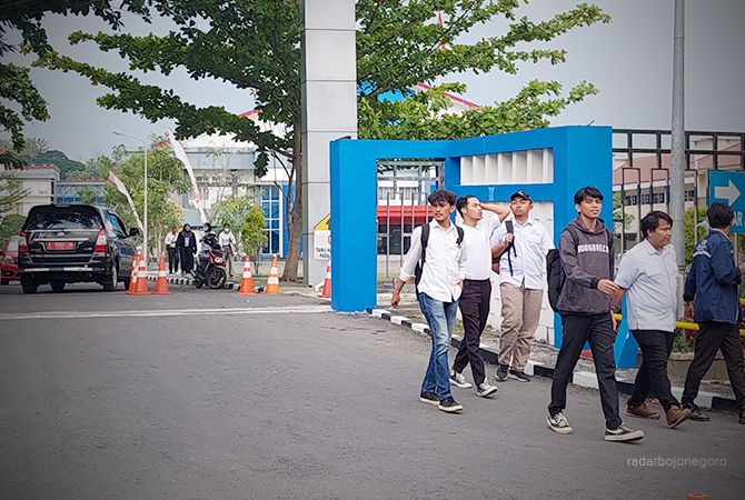 BEASISWA: Mahasiswa PEM Akamigas ketika pulang kuliah. Pemkab gulirkan program satu desa dua sarjana. (Lukman Hakim/RDR.BJN)