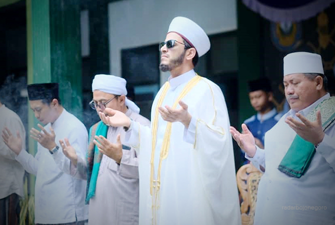 NGAJI: Kiai Tamam menghadiri acara ngaji bareng di Ponpes An-Nur Montong, Tuban. (Istimewa For RDR.BJN)
