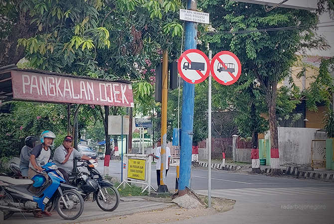 JASA TRANSPORTASI: Pangkalan ojek di sudut perempatan jalan perkotaan Kecamatan Blora. (Lukman hakim/RDR.BJN)