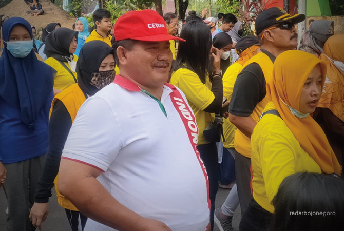 MERIAH: Kiai Tamam mengikuti jalan sehat HUT Partai Golkar di Bojonegoro kemarin (16/10). (Yuan Edo/RDR.BJN)