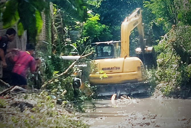 CEGAH BANJIR: Alat Berat Sedang Mengeruk Sedimentasi di Kali Tuk Buntung untuk mencegah banjir. (Lukman Hakim/RDR.BLORA)