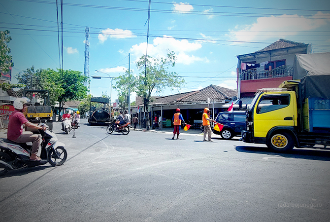 PERBAIKI AKSES: Perbaikan jalan di Perempatan Pasar Mulyorejo menuju Bandara Ngloram. (Lukman Hakim/RDR.BLORA)
