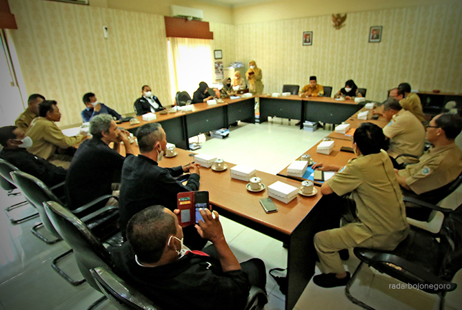 BELUM ADA KEJELASAN PUPUK SUBSIDI PETAMBAK: Suasana dengan pendapat komisi B DPRD Lamongan dan pejabat Dinas Perikanan Lamongan kemarin. (ANJAR DWI PRADIPTA/RDR.LMG)