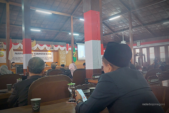 SIDANG PARIPURNA: DPRD saat sidang paripurna, tahun ini dari 14 propemperda, DPRD hanya fokus tujuh raperda. Sisanya terancam menjadi warisan tahun depan. (Lukman Hakim/RDR.BLORA)