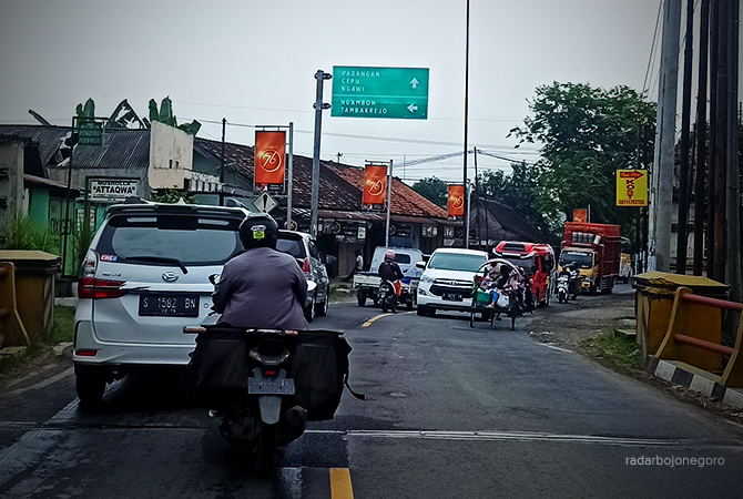 PETAKAN RUAS: Kepadatan kendaraan di sekitar Pasar Purwosari. Jalan Bojonegoro-Cepu termasuk kawasan rawan laka. (Istimewa For RDR.BJN)