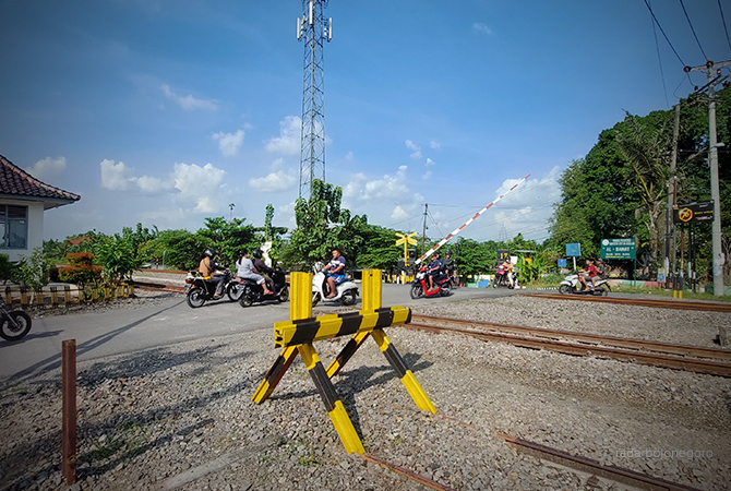 JALUR RAMAI: Perlintasan kereta api di Kecamatan Cepu. Daop 4 Semarang memasang penahan di titik-titik ambles. (Lukman Hakim/RDR.BLORA)
