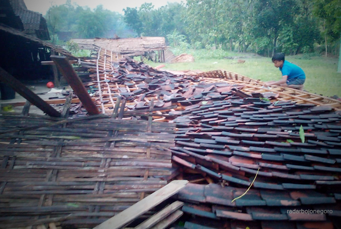 RATA DENGAN TANAH: Petugas mengecek rumah roboh di Desa Napis, Kecamatan Tambakrejo, kemarin pagi. (Istimewa For RDR.BJN)