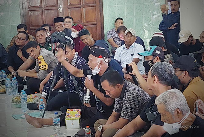 SENGKETA LAHAN: Warga berkumpul dan berdialog terkait Lahan Wonorejo. Menteri ATR memberi waktu tiga bulan harus tuntas. (LUKMAN HAKIM/RDR.BLORA)