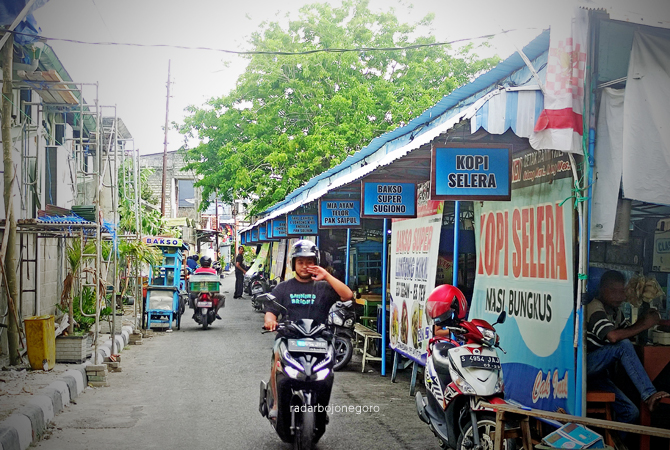 BERJAJAR: PKL aneka mamin di belakang Masjid Agung Lamongan.(ANJAR DWI PRADIPTA/RDR.LMG)