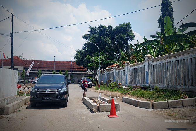 FOKUS STASIUN CEPU: Pengembangan fasilitas parkir dan shelter di Stasiun Cepu sedang berlangsung. Rencana pengaktifan Stasiun Kapuan belum jelas. (Lukman Hakim/RDR.BLORA)