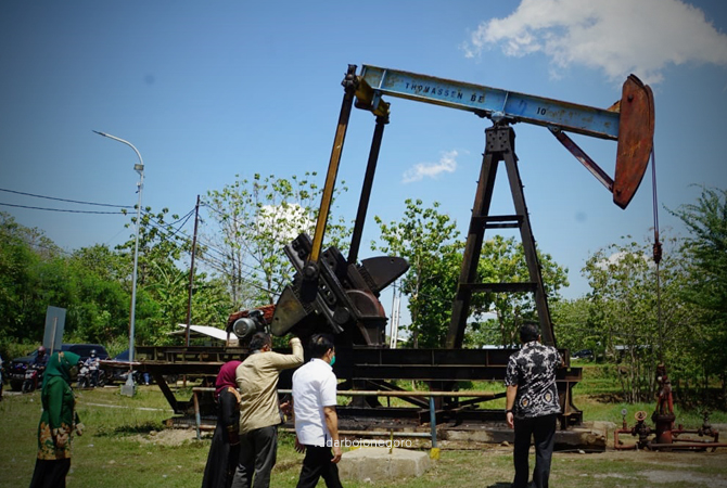 MINYAK BUMI: Sumur angguk di kawasan penambangan minyak sumur tua di Blora. PT BPE salah satu BUMD menangani minyak. (Lukman Hakim/RDR.BLORA)