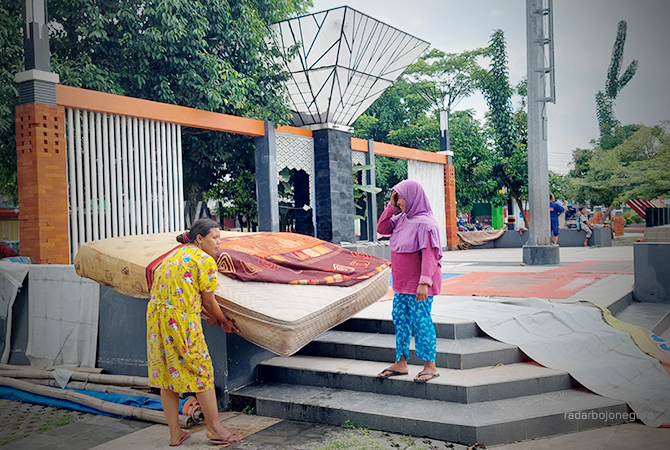 JEMUR KASUR: Ibu-ibu mengeringkan kasur dan perabot lainnya di Taman Seribu Lampu. Sebelumnya lokasi ini tergenang air.  (LUKMAN HAKIM/RDR.BLORA)
