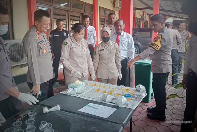 MENDADAK: Petugas persiapan tes urine terhadap anggota Polres Blora saat apel pagi kemarin. (Lukman Hakim/RDR.BLORA)