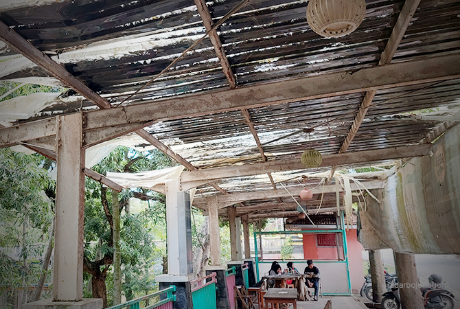 BUTUH PERAWATAN: Atap Taman Tirtonadi sisi timur jebol, ketika hujan turun air menjalar ke dasar lantai. (LUKMAN HAKIM/RDR.BLORA)